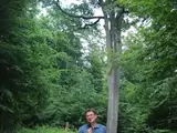 der Präsident der Deutschen Dendrologischen Gesellschaft, Eike Jablonski, erläutert die Auszeichnung