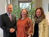 Bürgermeister Karsten Fehr und Sonja Klewitz, Leiterin Fachbereiche Bauwesen und Infrastruktur mit der neuen Klima- und Mobilitätsmanagerin Kimberly Thomalla