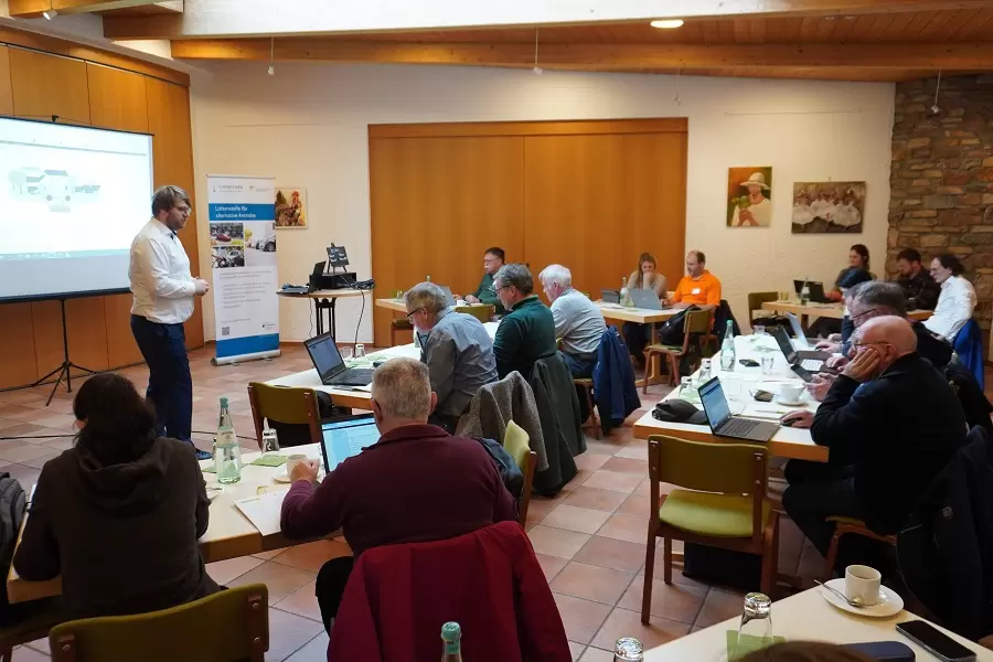 Das Foto zeigt Zuhörerinnen und Zuhörer bei einem Vortrag