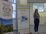 Die Klimaschutzmanagerin des Vulkaneifelkreises, Miranda Deviscour, bei der Informationsveranstaltung in Rengen