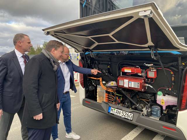 Aufsichtsratsvorsitzender Steffen Wolf, KRN-Geschäftsführer Uwe Hiltmann und der Flottenleiter des Unternehmens, Wolfgang Hackauf (von rechts) begutachten das Innenleben des Test-E-Busses. Foto: Kreisverwaltung Mainz-Bingen