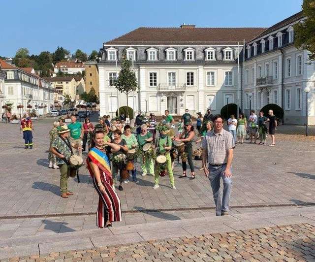 Menschen feiern auf dem Herzogplatz