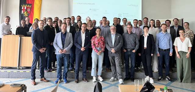Das Foto zeigt die Teilnehmerinnen und Teilnehmer des Bund-Länder-Kompetenztreffens