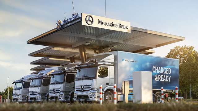 Einfacher Einstieg in die E-Mobilität: Mercedes-Benz Trucks eröffnet Ladepark für E-Lkws 