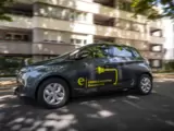 E-Pkw vor städtischer Kulisse