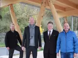 Hannsjörg Pohlmeyer, Holzbau-Cluster Rheinland-Pfalz Christian Reinert, Leiter der SWT-Stabstelle Immobilien Prof. Dr. techn. Wieland Becker, Hochschule Trier, Professur für das Lehr- und Forschungsgebiet Holz Thomas Heß, Ministerium für Klimaschutz, Umwelt, Energie und Mobilität, Referat 54b Erneuerbare Energien, Cluster Forst und Holz; Foto: Stadtwerke Trier