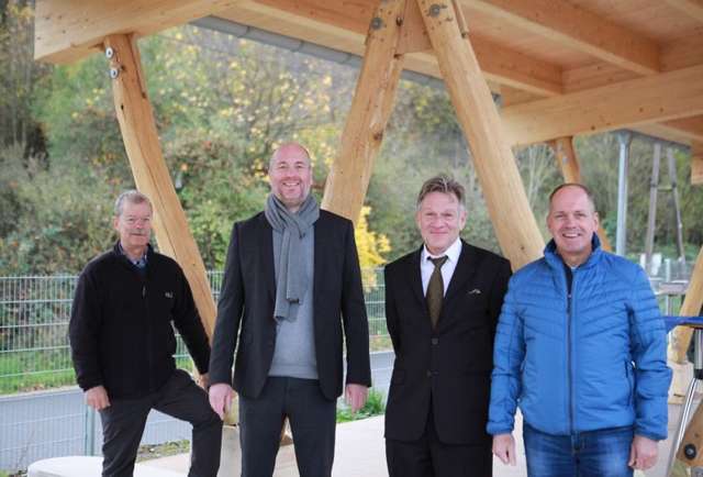Hannsjörg Pohlmeyer, Holzbau-Cluster Rheinland-Pfalz Christian Reinert, Leiter der SWT-Stabstelle Immobilien Prof. Dr. techn. Wieland Becker, Hochschule Trier, Professur für das Lehr- und Forschungsgebiet Holz Thomas Heß, Ministerium für Klimaschutz, Umwelt, Energie und Mobilität, Referat 54b Erneuerbare Energien, Cluster Forst und Holz; Foto: Stadtwerke Trier