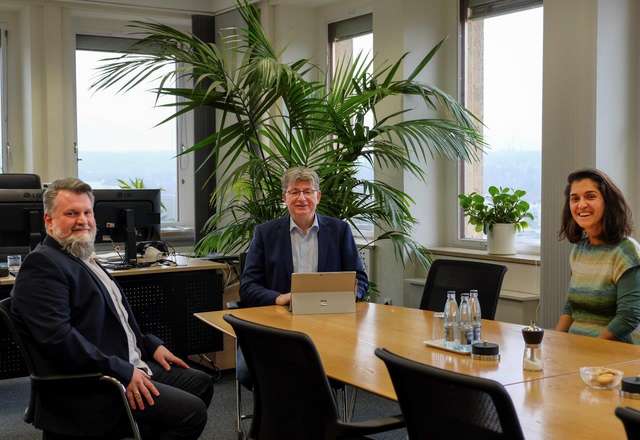 Drei Personen besprechen sich