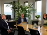 Drei Personen besprechen sich