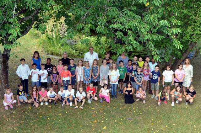 Die Schülerinnen und Schüler mit ihren Lehrerinnen und Oberbürgermeister Frank Frühauf